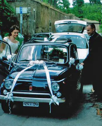 Newlyweds with their antique Fiat 500