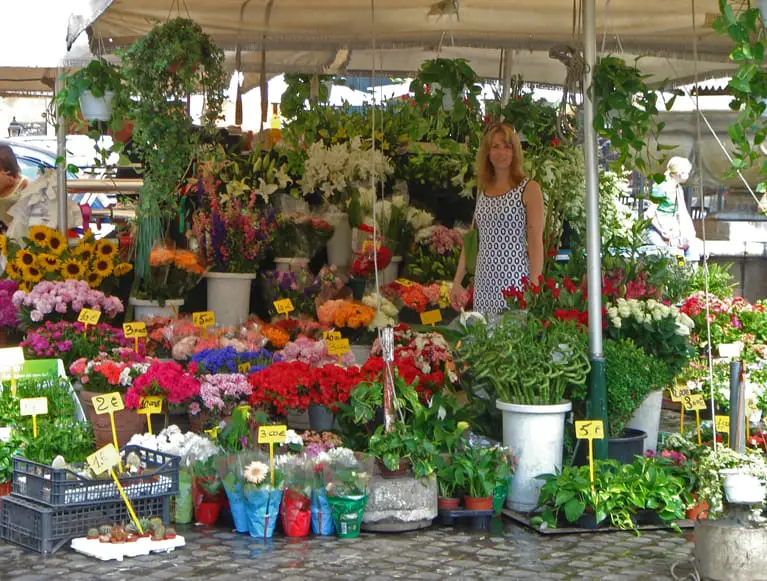 One of the flower stands at Campo de' Fiori