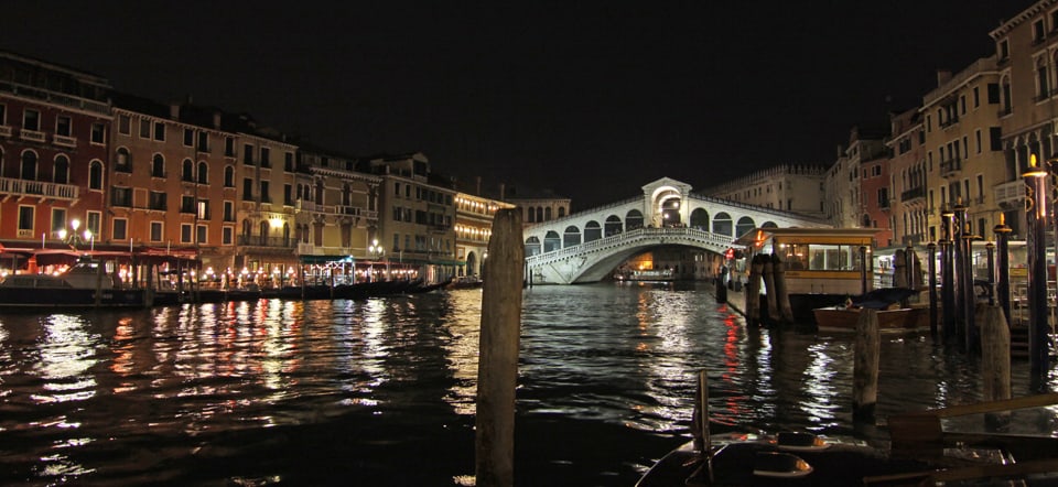 Ponte Rialto at night