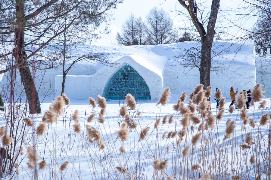 Exterior Hôtel de Glace in field quebec-Ice-Hotel-exterior