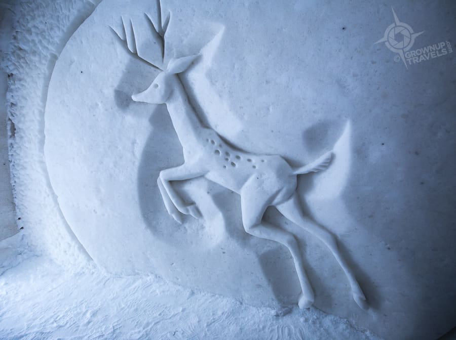 Reindeer decor in corridor Hôtel de Glace quebec-ice-hotel-reindeer-decor