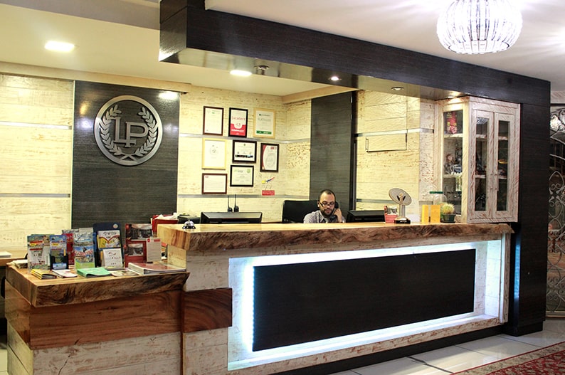 front desk Hotel du Parc
