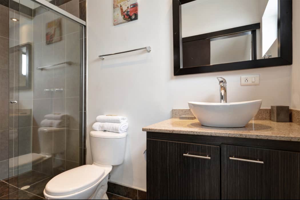 London suite bathroom