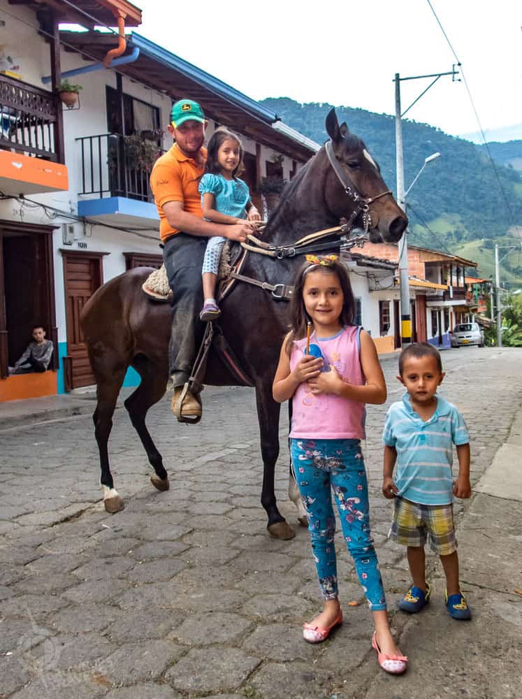 Jardin family with paso fino horse