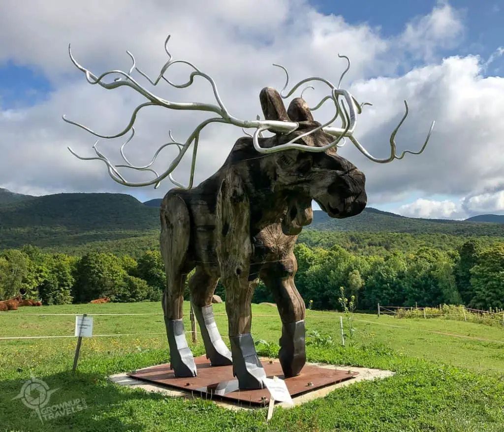 Au Diable Vert Giant Moose sculpture