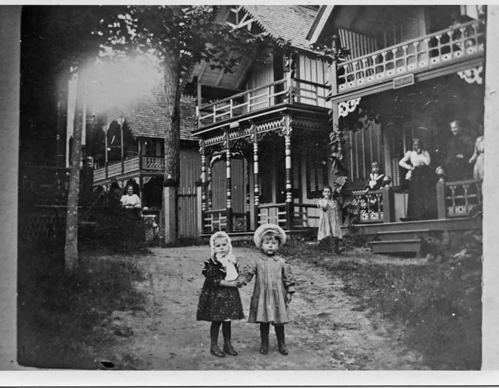 children in front of cottages Auditorium Circle 1895