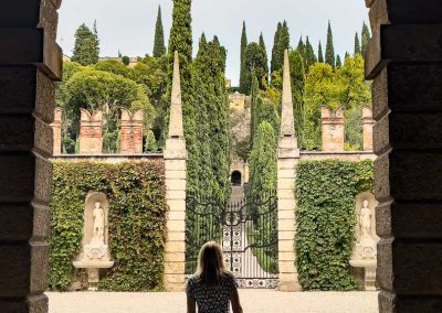 woman under archway Giardino Giusti Verona