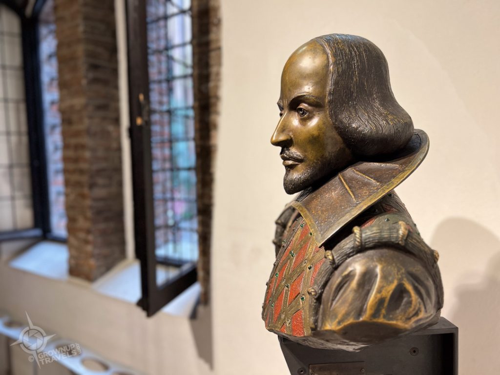 Shakespeare bust in Casa di Giulietta Verona