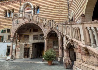 decorative staircase Cortile Mercato Vecchio Verona