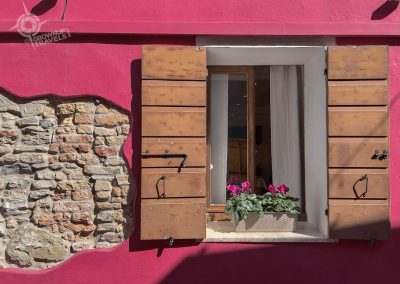 Caorle hot pink house with window