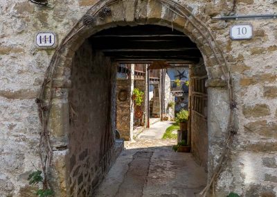 Poffabro arched alleyway