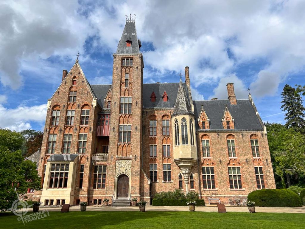 Front view Kasteel van Loppem Bruges