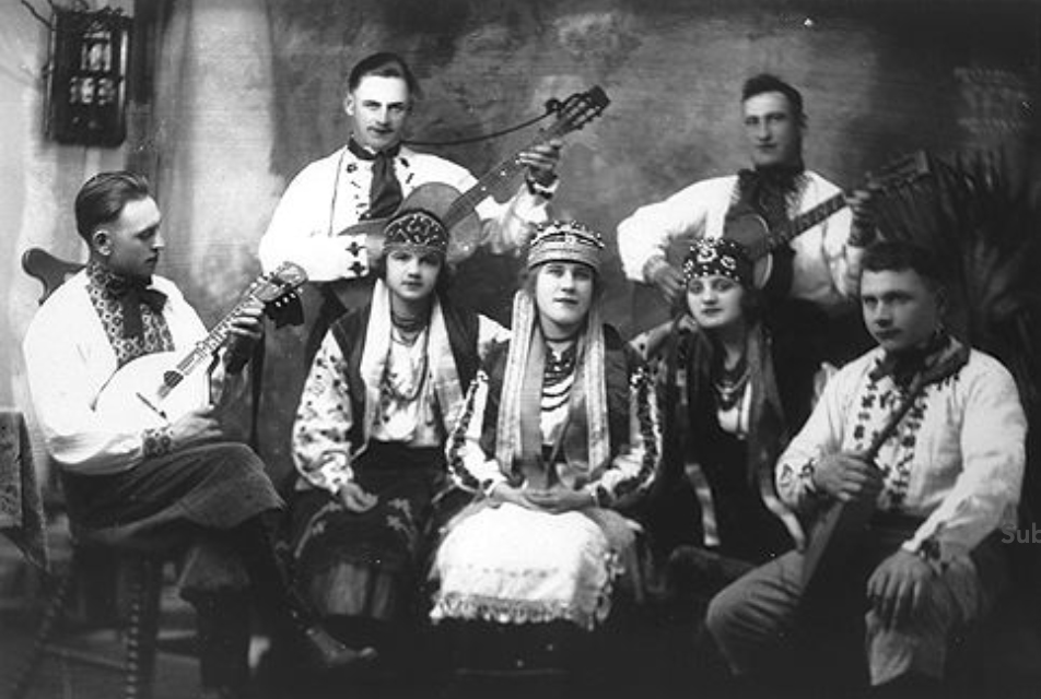 Ukrainian performers in traditional dress 1918
