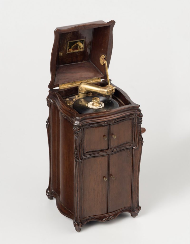 Queen Marys Dollhouse gramophone