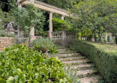 Iford Manor garden curved stairway vert