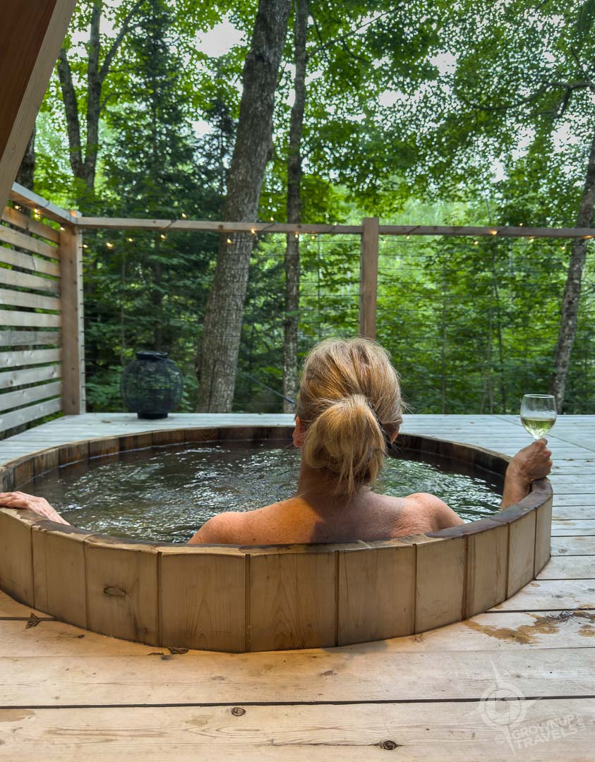Chalets Prunella private hot tub with Jane